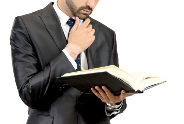 İşadamı, izole edilmiş arka plan üzerine kitap okuyor.