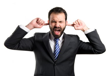 Beyaz arka plan üzerinde kulakları kapsayan iş adamı