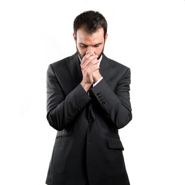 Genç işadamı beyaz arka plan için yalvarıyor