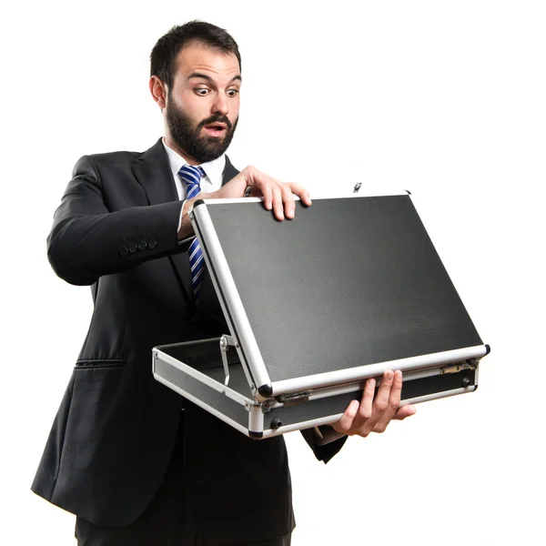 Giovane uomo d'affari aprire la valigetta su sfondo bianco — Foto Stock
