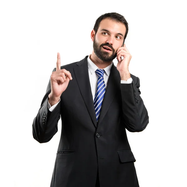 Jóvenes hombres de negocios hablando con móviles sobre un fondo aislado . — Foto de Stock