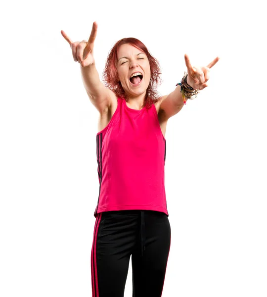 Chica joven haciendo gesto cuerno sobre fondo blanco — Foto de Stock