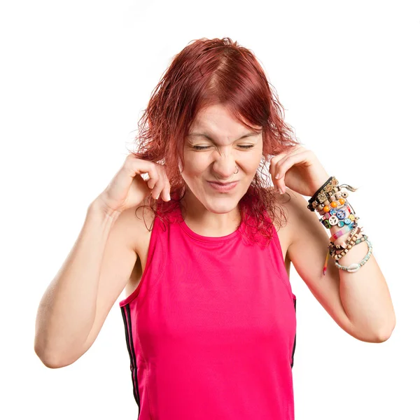Menina jovem cobrindo seus ouvidos sobre fundo branco — Fotografia de Stock