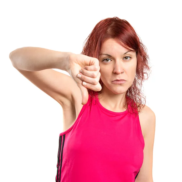 Junges Mädchen macht ein schlechtes Signal vor weißem Hintergrund — Stockfoto