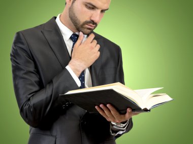 İşadamı, izole edilmiş arka plan üzerine kitap okuyor.