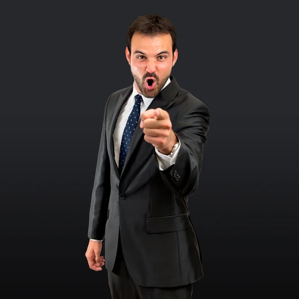 Empresário irritado e gritando sobre fundo preto isolado — Fotografia de Stock