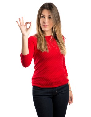 Genç kadın Tamam beyaz arka plan üzerinde kayıt yapma