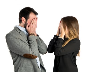 Beyaz arka plan üzerinde gözlerini kapsayan Çift