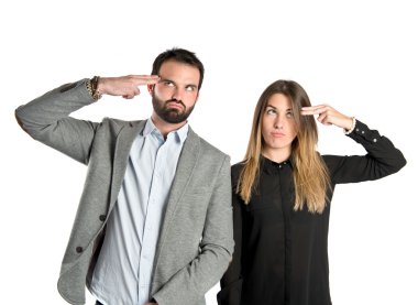 Beyaz arka plan üzerinde çift yapım intihar jest