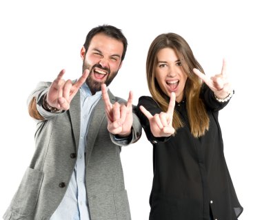 Beyaz arka plan üzerinde boynuz yaparken çift kayıt