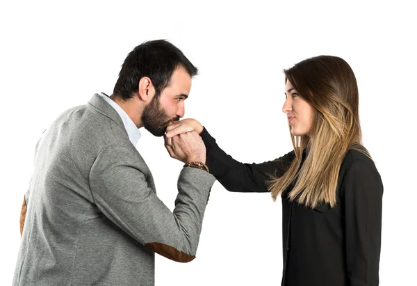 Mann küsst die Hand einer Frau vor weißem Hintergrund. — Stockfoto