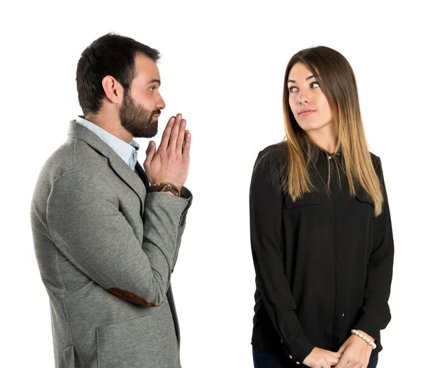 Männer flehen seine Freundin vor weißem Hintergrund an — Stockfoto