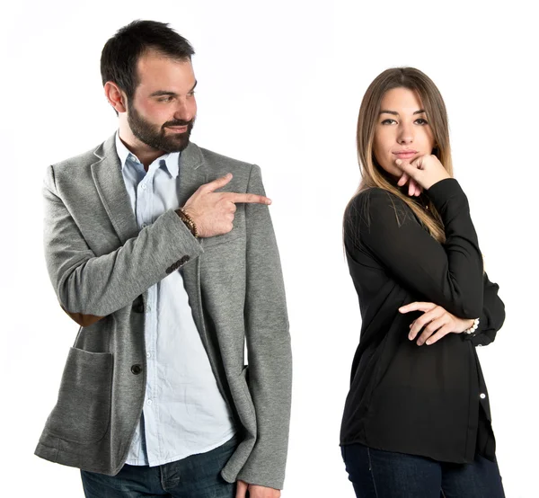 Chica seduciendo a un hombre sobre fondo blanco — Foto de Stock