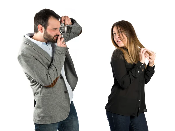 Homem fotografar uma menina sobre fundo branco — Fotografia de Stock