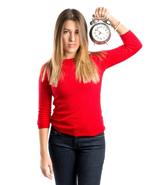 Junges Mädchen hält eine antike Uhr über weißem Hintergrund — Stockfoto