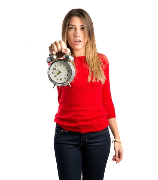 Chica joven sosteniendo un reloj antiguo sobre fondo blanco —  Fotos de Stock