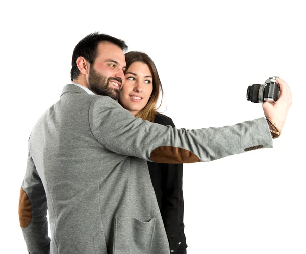 Muž fotografování se svou přítelkyní nad bílým pozadím — Stock fotografie