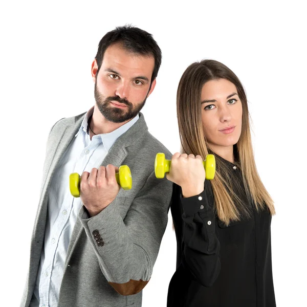 Jong koppel doen Gewichtheffen op witte achtergrond — Stockfoto