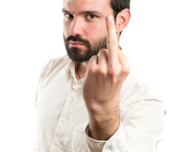 Beyaz arka plan üzerinde boynuz işareti yapan genç erkek