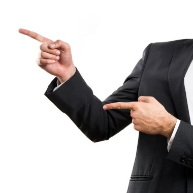Beyaz arka plan üzerinde tarafına işaret eden işadamı