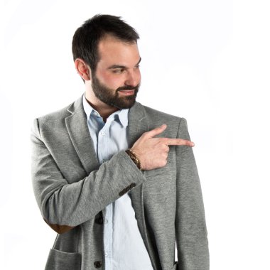 Beyaz arka plan üzerinde tarafına işaret eden işadamı