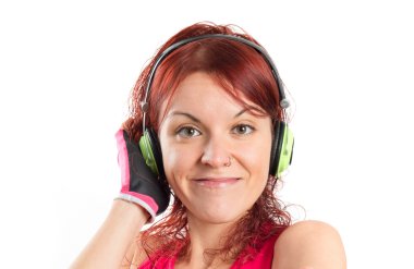 Beyaz arka plan üzerinde müzik dinleme genç spor kız