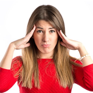 izole beyaz arka plan üzerinde baş ağrısı ile şirin kız