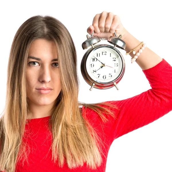 Chica joven sosteniendo un reloj antiguo sobre fondo blanco — Foto de Stock