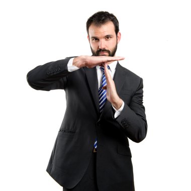 Beyaz arka plan üzerinde zaman aşımı işareti yapan genç erkek