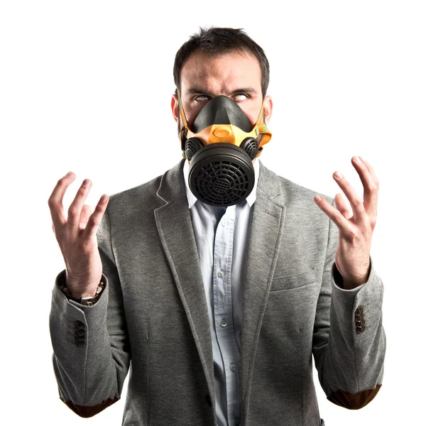 Joven empresario con máscara de gas sobre fondo blanco — Foto de Stock