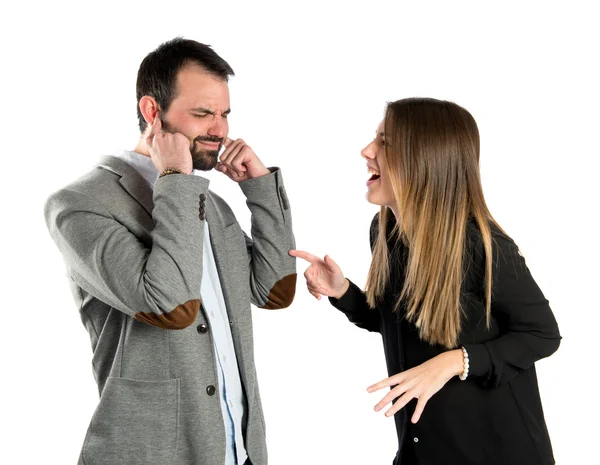 Mann hört seine Freundin vor weißem Hintergrund nicht — Stockfoto