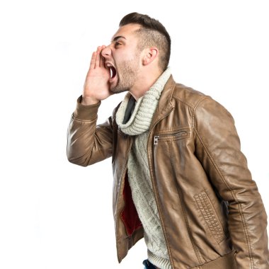 genç adam izole beyaz arka plan üzerinde çığlık