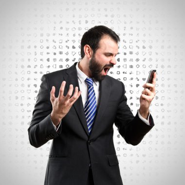 Genç İşadamları için telefon over bağırarak arka plan gri.