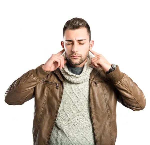 Knappe man die betrekking hebben op zijn oren op witte achtergrond — Stockfoto