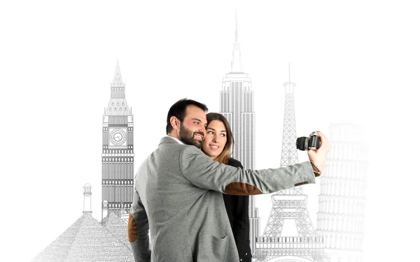 Hombre fotografiando con su novia en un viaje — Foto de Stock