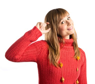 genç kız beyaz arka plan üzerinde küçük bir işaret yapıyor