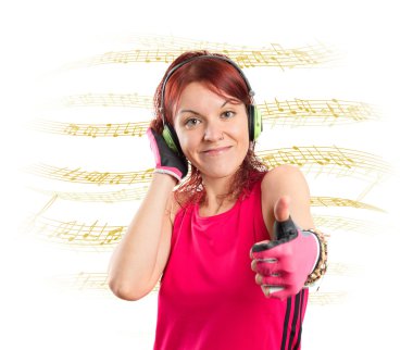 genç işadamı beyaz arka plan üzerinde müzik dinleme