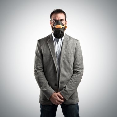 gaz maskesi gri arka plan üzerinde genç işadamı