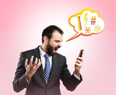 Genç İşadamları için telefon over bağırarak pembe arka plan.