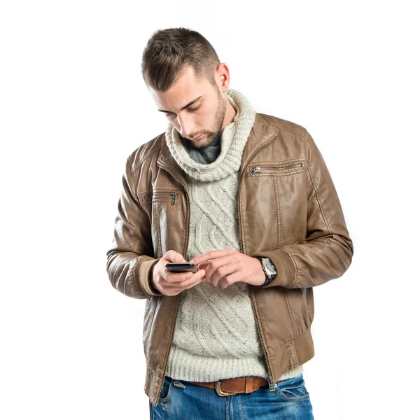 Hombre de negocios enviando un mensaje sobre un fondo aislado . —  Fotos de Stock