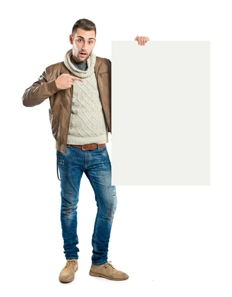 Pohledný muž, který držel prázdný karton nad bílým pozadím — Stock fotografie