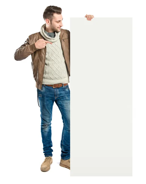 Bonito homem segurando um vazio papelão sobre branco fundo — Fotografia de Stock