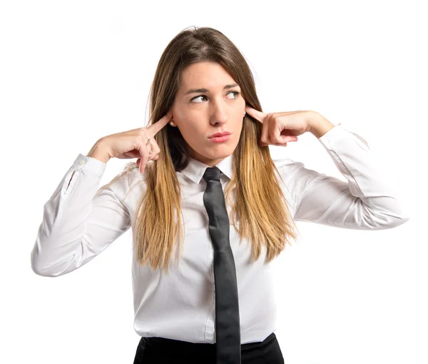 Junge hübsche Frau bedeckt ihre Ohren über weißem Hintergrund — Stockfoto