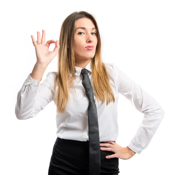 Mujer joven haciendo Ok signo sobre fondo blanco —  Fotos de Stock