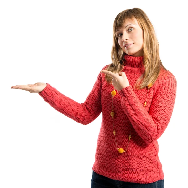 Joven bonita mujer apuntando algo sobre fondo blanco — Foto de Stock