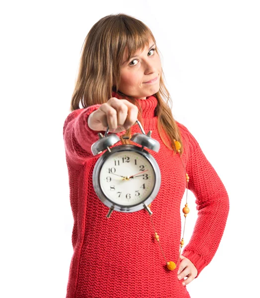 Chica joven sosteniendo un reloj antiguo sobre fondo blanco — Foto de Stock