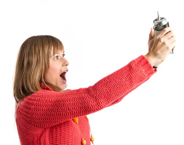 Junges Mädchen hält eine antike Uhr über weißem Hintergrund — Stockfoto