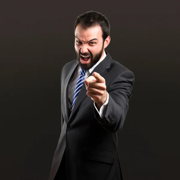 Empresário irritado e gritando sobre fundo preto — Fotografia de Stock