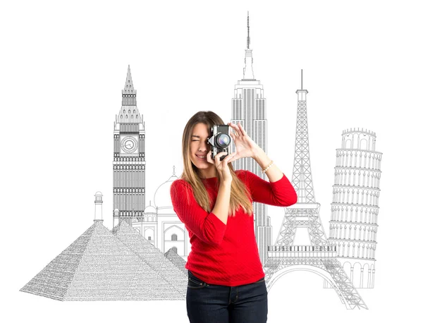 Chica tomando una foto sobre los monumentos de fondo — Foto de Stock