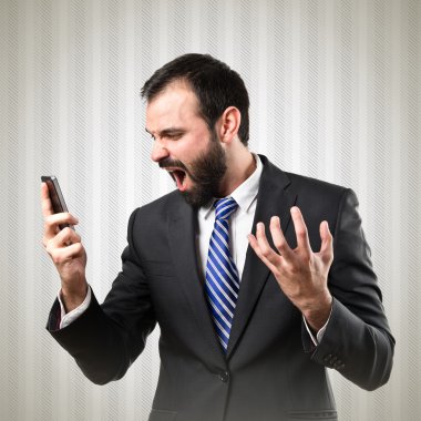 Genç İşadamları için mobil dokulu gri arka plan bağırarak.